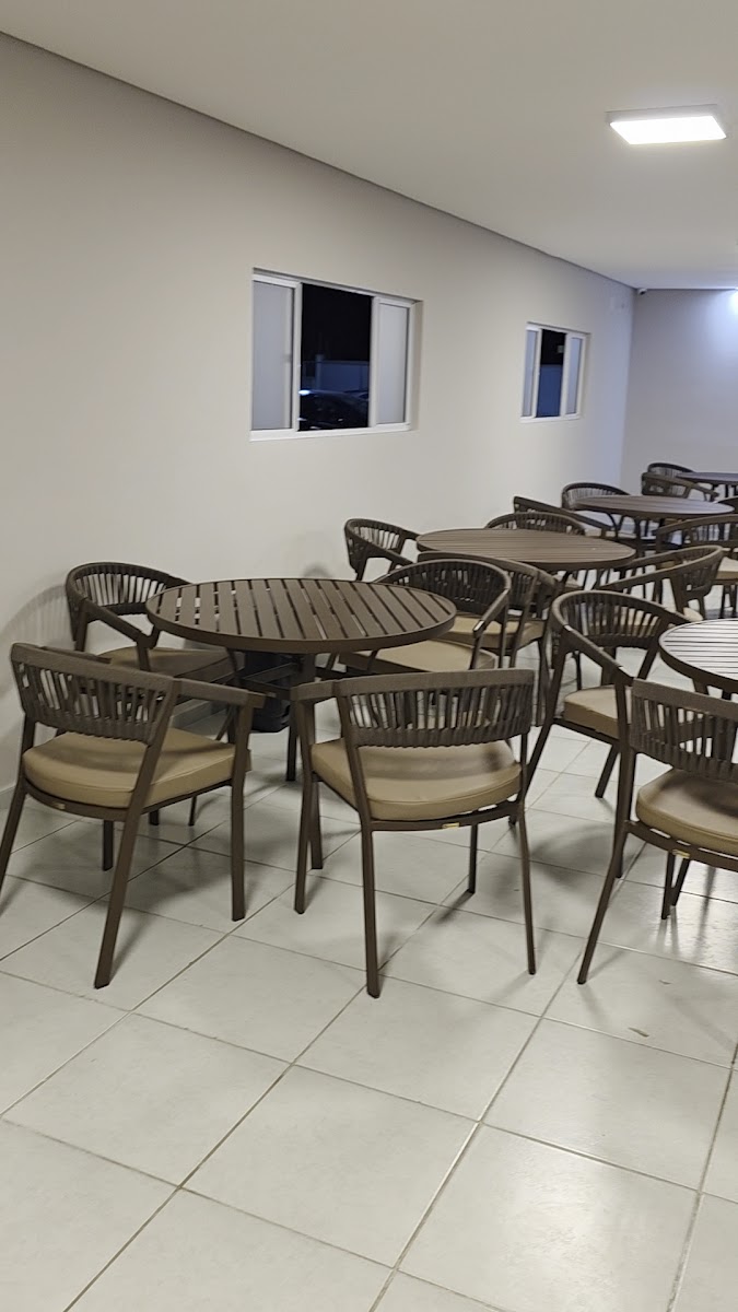 Mesas e cadeiras para área de convivência de condomínio