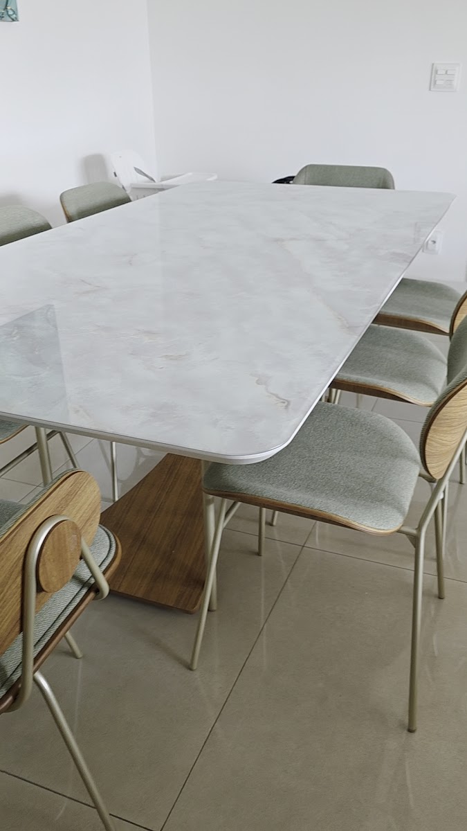 Mesa de jantar em mármore com cadeiras estofadas
