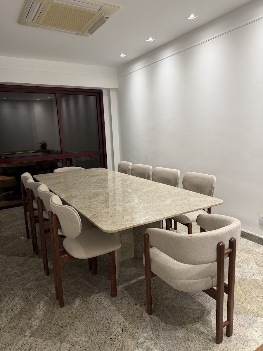 Mesa de jantar em mármore com cadeiras estofadas entregue por cliente